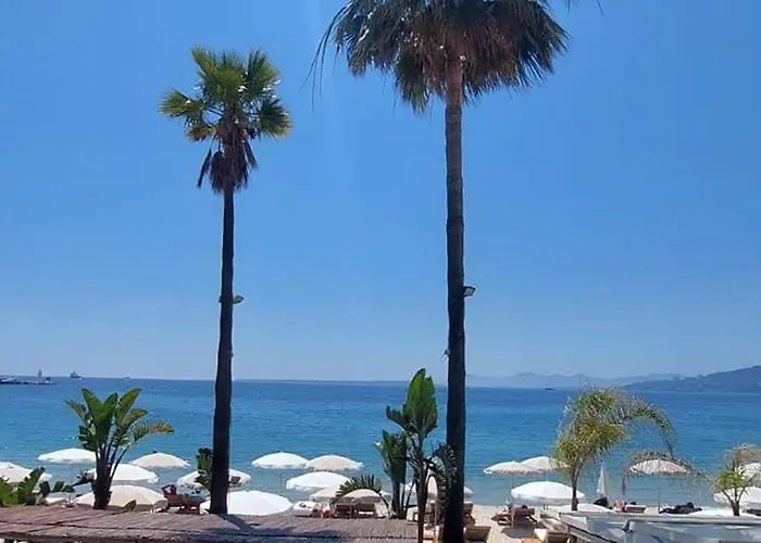 Sur La Pinede A Juan Les Pins * أنتيب